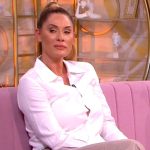 Ana Ćurčić okruzena telohraniteljima,cuvaju je cak dok ulazi do benziske pumpe