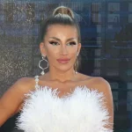 Za njom se svi muskarci okrecu.Pogledajte Andjelu Djuricic kako uziva u svom privatnom bazenu.U svom na svom !!