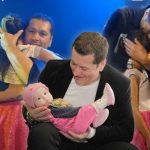 Ovo je sin Sinana Sakica koji je prebio Kristijana Golubovica u zatvoru.Kristijan plakao kao dete.Tapkao je