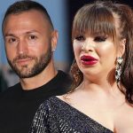 Ana Ćurčić okruzena telohraniteljima,cuvaju je cak dok ulazi do benziske pumpe