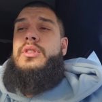 Posjetio sveto muslimansko mjesto: Srpski pjevač obavio umru, pa se javno pohvalio, poveo i majku na hodočašće