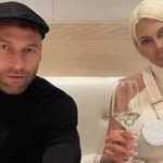 Era Ojdanić zaljubljen sam do usiju imam djevojku ima 17 godina. Vodimo ljubav 5 puta dnevno a vi dusmani crknite