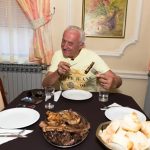 Arnel i Elmedin sultan provozali se kocijom kroz centar Sarajeva pa porucili.Mi smo kraljevi i sultani grada Sarajeva